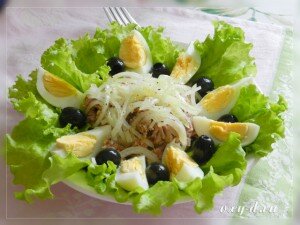 Вкусный и легкий испанский салат с тунцом