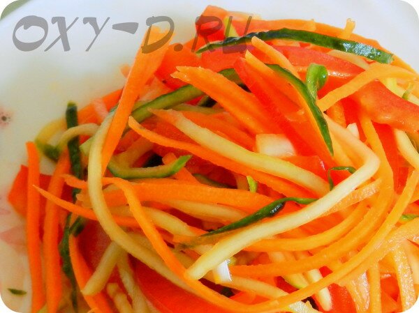 Хрустящий салат с морковью, перцем и огурцом