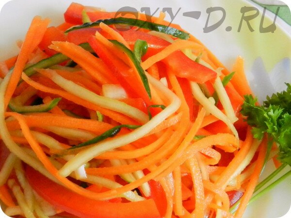 Хрустящий салат с морковью, перцем и огурцом